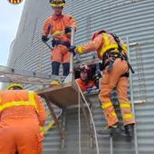 Bomberos rescatando al herido en Sueca Bomberos rescatando al herido en Sueca