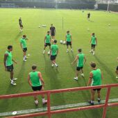 La plantilla del Elche ejercitándose en el José Díez Iborra