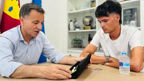 Manuel Serrano ha deseado éxitos deportivos al ciclista Javier Romo Manuel Serrano ha deseado éxitos deportivos al ciclista Javier Romo