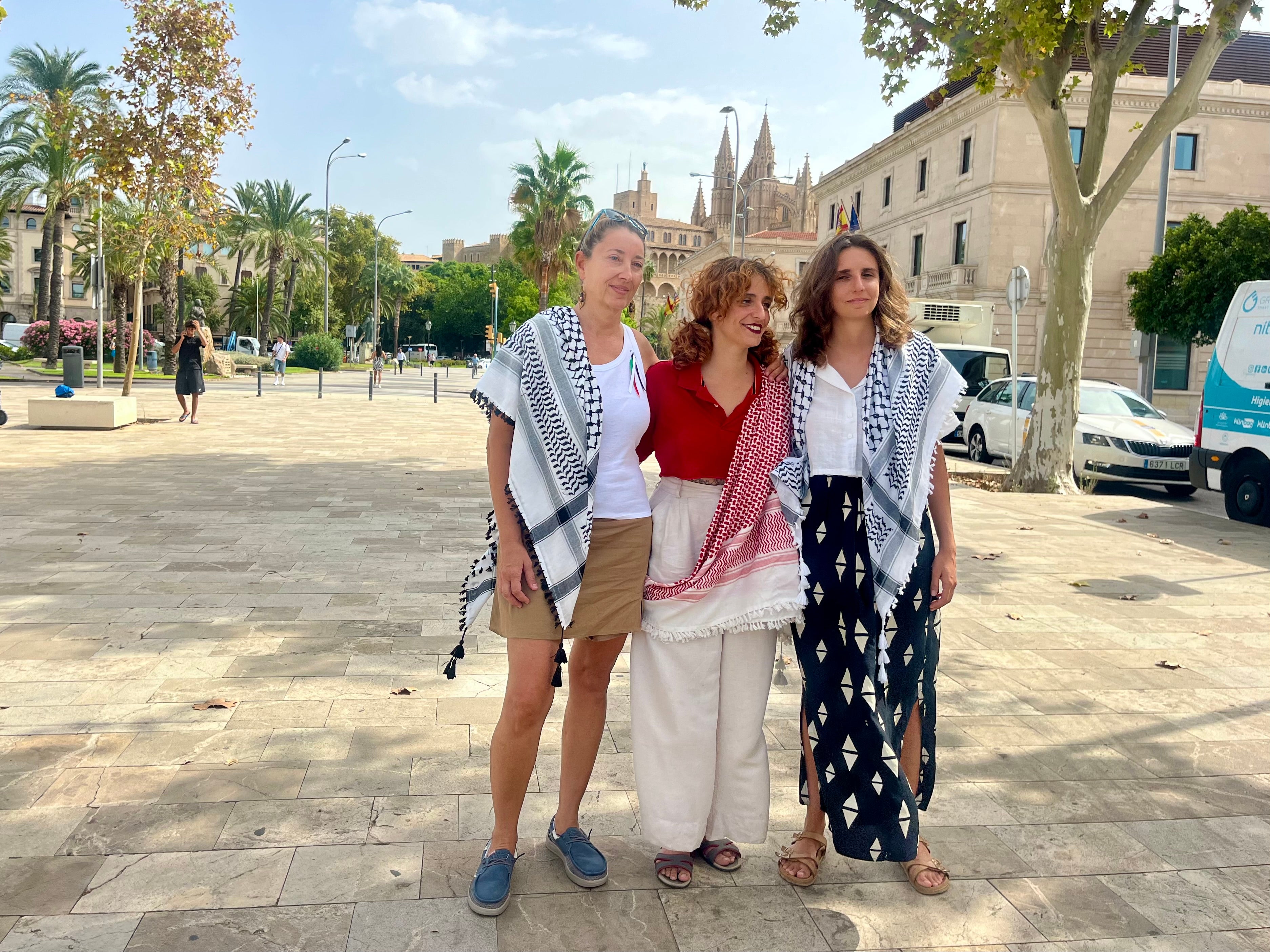 Tres mujeres de Mallorca se embarcan hacia Gaza para entregar ayuda humanitaria: "Estamos preparadas para pasar unos días en una prisión israelí" Tres mujeres de Mallorca se embarcan hacia Gaza para entregar ayuda humanitaria: "Estamos preparadas para pasar unos días en una prisión israelí"
