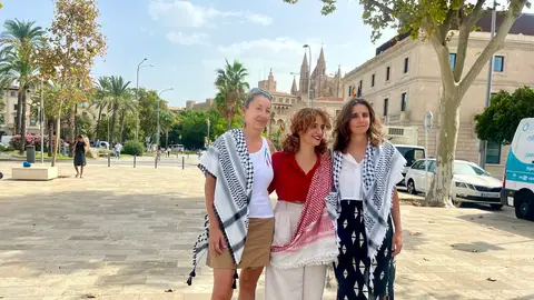 Tres mujeres de Mallorca se embarcan hacia Gaza para entregar ayuda humanitaria. Tres mujeres de Mallorca se embarcan hacia Gaza para entregar ayuda humanitaria.