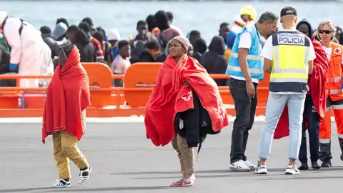 Varios servicios de emergencia atienden a migrantes recién rescatados de un cayuco, en Puerto Naos, a 4 de enero de 2025, en Arrecife, Lanzarote, Canarias Varios servicios de emergencia atienden a migrantes recién rescatados de un cayuco, en Puerto Naos, a 4 de enero de 2025, en Arrecife, Lanzarote, Canarias