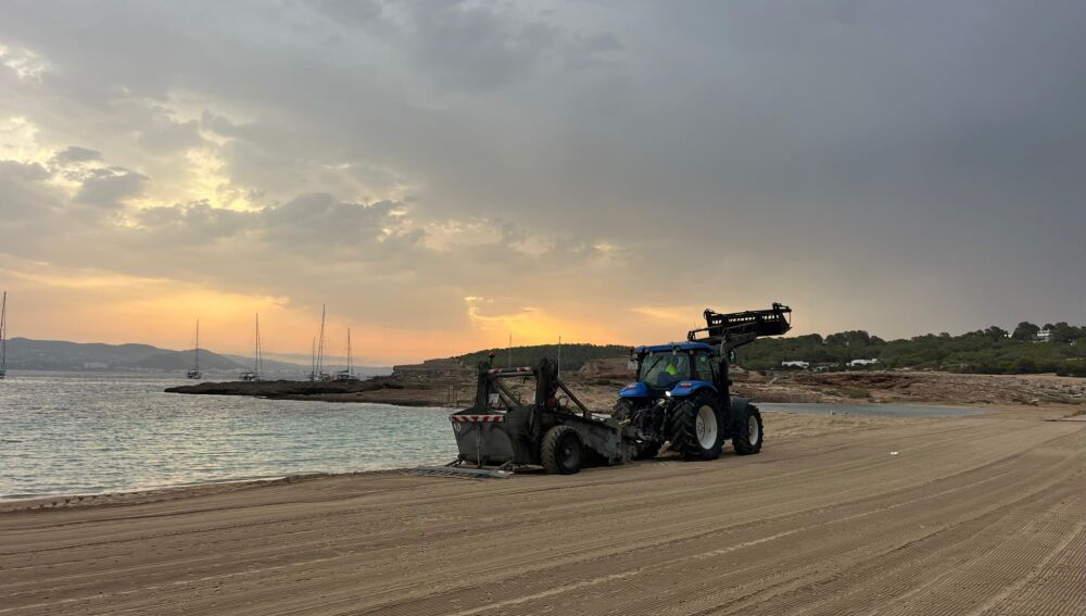 Imagen de las máquinas trabajando en el nuevo servicio de limpieza de playas de Sant Josep