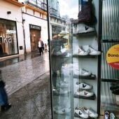 Archivo - Una mujer pasea junto a un establecimiento adherido a la iniciativa. Imagen de archivo. - A.G.-ERUOPA PRESS - Archivo