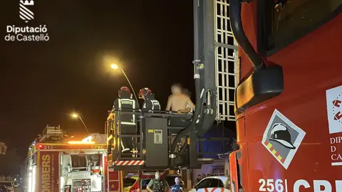 Un incendio en un edificio de Almassora obliga a rescatar a dos personas por una ventana Un incendio en un edificio de Almassora obliga a rescatar a dos personas por una ventana