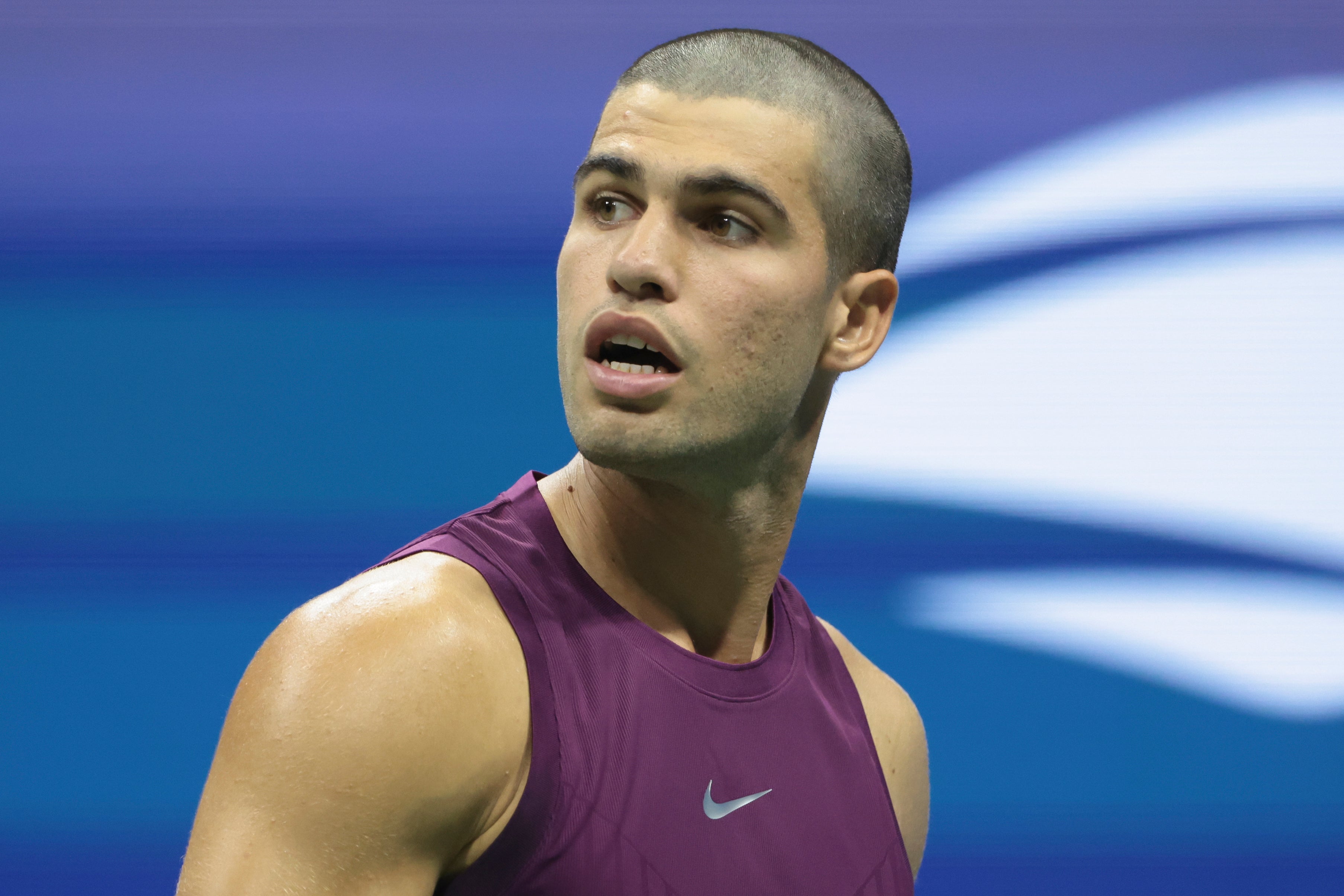 Carlos Alcaraz explica la razón por la que se ha rapado para el US Open y señala a su hermano: "Entendió mal la máquina y me lo cortó" Carlos Alcaraz explica la razón por la que se ha rapado para el US Open y señala a su hermano: "Entendió mal la máquina y me lo cortó"