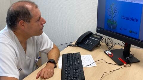 Profesional de Osakidetza hace uso de "Itzulbide" Profesional de Osakidetza hace uso de "Itzulbide"