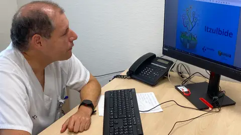 Profesional de Osakidetza hace uso de "Itzulbide" Profesional de Osakidetza hace uso de "Itzulbide"
