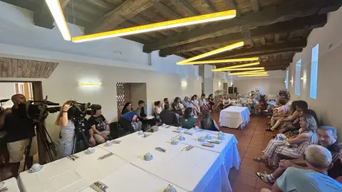 La consejera Victoria Bazaga durante la reunión con el sector turístico La consejera Victoria Bazaga durante la reunión con el sector turístico