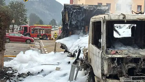 Alarma por el incendio de un camión en pleno casco urbano de Canfranc Estación. Alarma por el incendio de un camión en pleno casco urbano de Canfranc Estación.