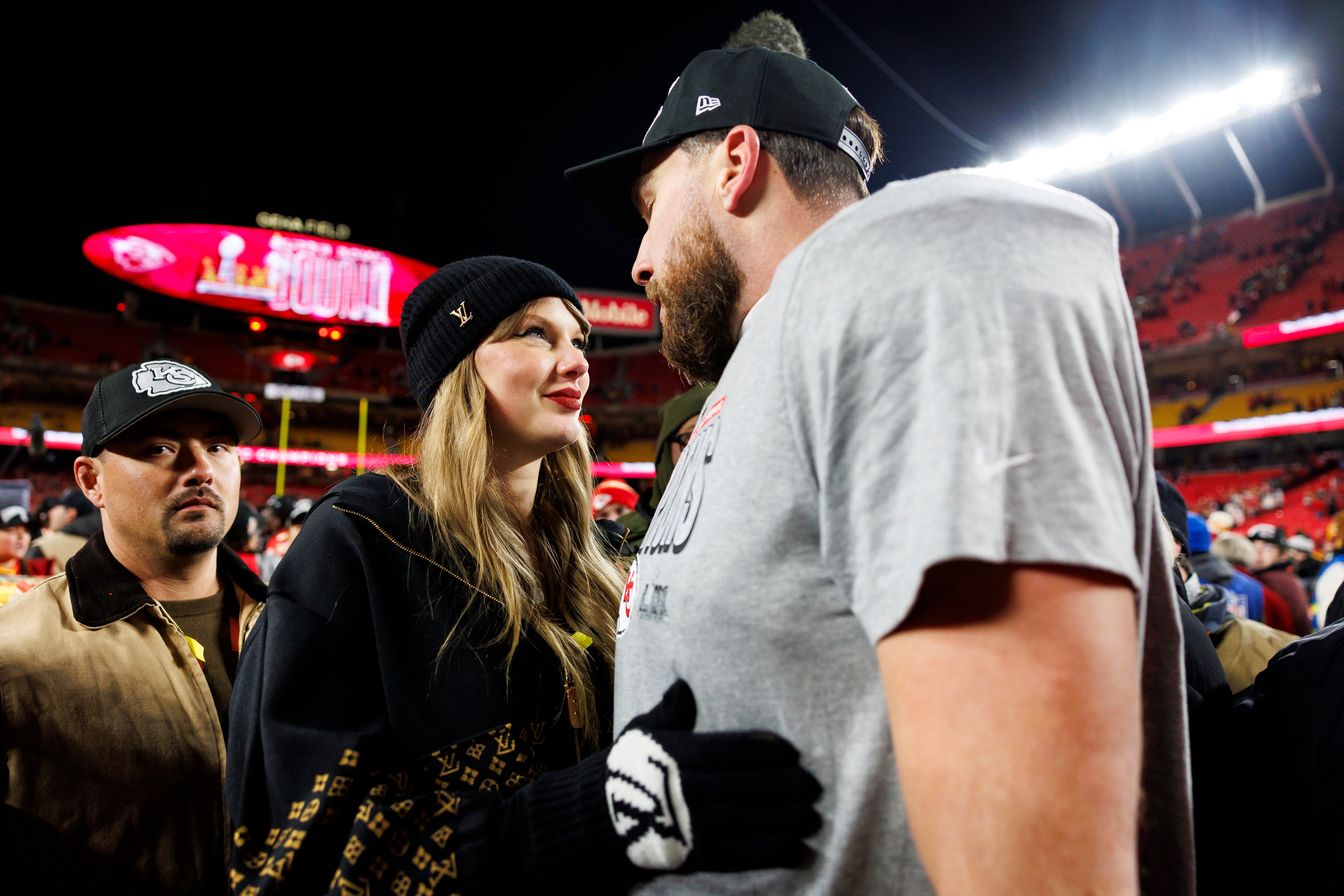 Taylor Swift y Travis Kelce anuncian su boda Taylor Swift y Travis Kelce anuncian su boda
