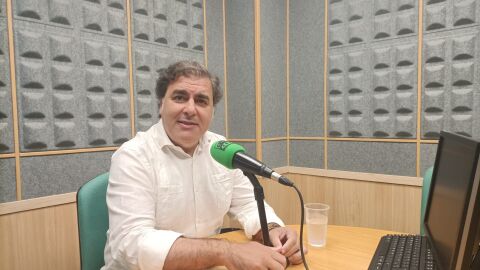 El alcalde de Punta Umbr&iacute;a, Jos&eacute; Carlos Hern&aacute;ndez Cansino, en los estudios de Onda Cero.
