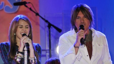 Miley Cyrus y su padre Billy Ray Cyrus en el programa 'Good Morning America' en 2009.