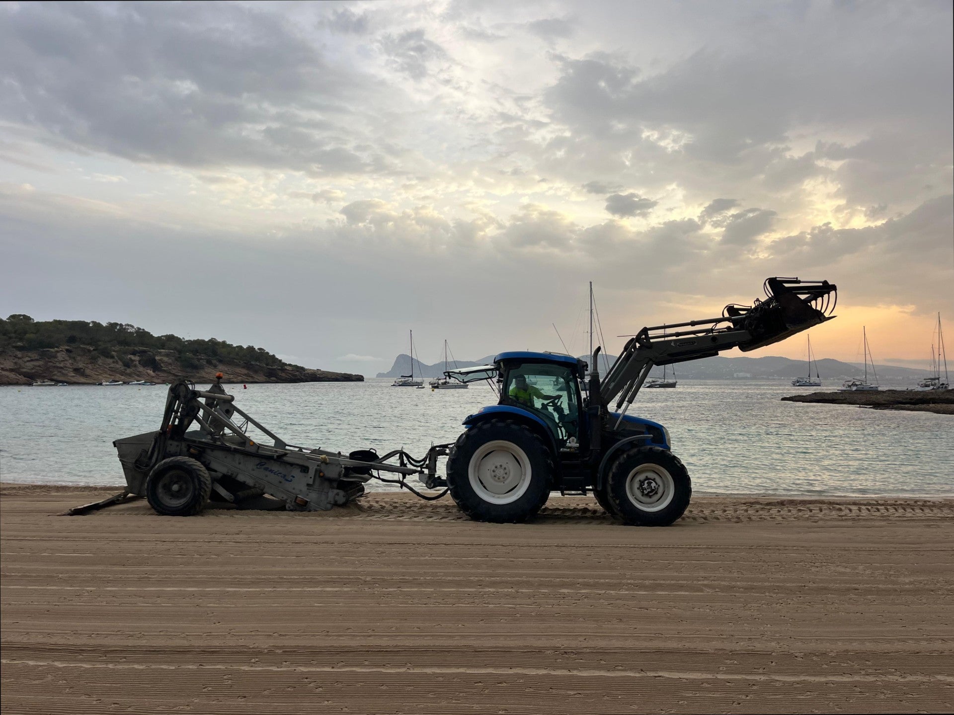 Felicia Bocú: “Hemos encontrado millones de colillas enterradas en playas como si fuera un cenicero natural” Felicia Bocú: “Hemos encontrado millones de colillas enterradas en playas como si fuera un cenicero natural”