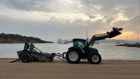 Una maquina trabajando para limpiar la playa de Sant Josep de sa Talaia