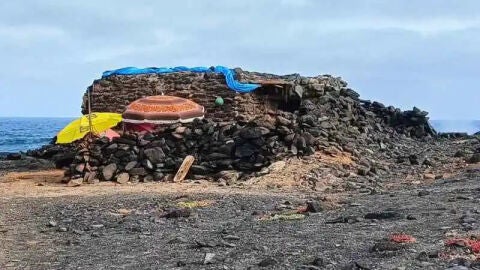 B&uacute;nker ocupado en la playa de El Confital