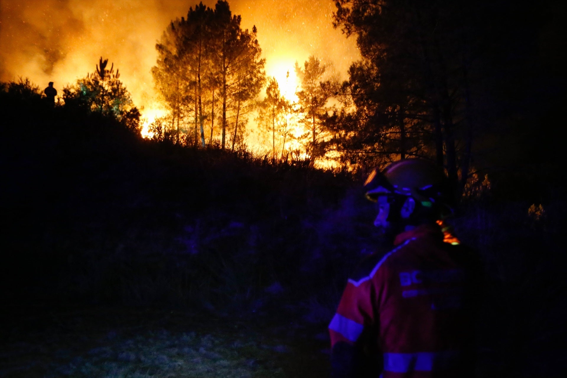 El fuego da una tregua en Ourense y obliga a desalojar más pueblos en Castilla y León y Asturias El fuego da una tregua en Ourense y obliga a desalojar más pueblos en Castilla y León y Asturias