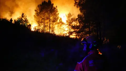 El fuego da una tregua en Ourense y obliga a desalojar más pueblos en Castilla y León y Asturias