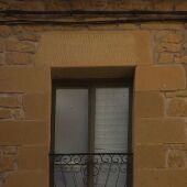 Inscripción en un edificio de Baños de Ebro 