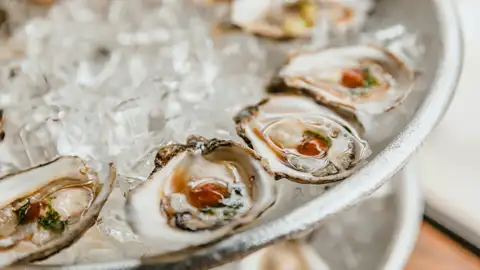 Dos personas mueren tras comer ostras en mal estado: estaban contaminadas con la bacteria carnívora ‘Vibrio vulnificus’ Dos personas mueren tras comer ostras en mal estado: estaban contaminadas con la bacteria carnívora ‘Vibrio vulnificus’