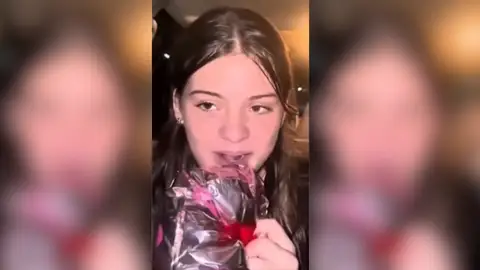 El vídeo de una joven que casi muere mientras aspiraba un globo de helio: alertan del riesgo de esta práctica