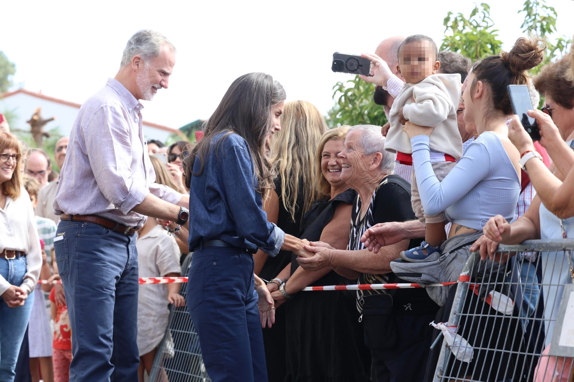 Felipe VI y Letizia terminan en Extremadura su recorrido por las zonas más afectadas por los incendios Felipe VI y Letizia terminan en Extremadura su recorrido por las zonas más afectadas por los incendios