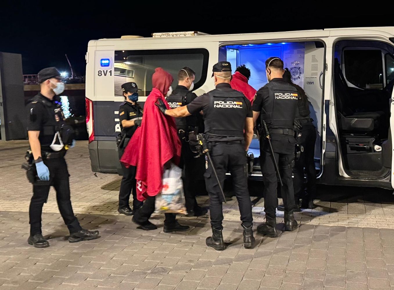 Mueren 4 migrantes en una patera rescatada en Menorca Mueren 4 migrantes en una patera rescatada en Menorca