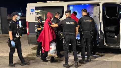 Migrantes atendidos en el puerto de Maó. Migrantes atendidos en el puerto de Maó.