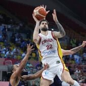 Santiago Yusta durante el partido de España contra Bosnia-Herzegovina