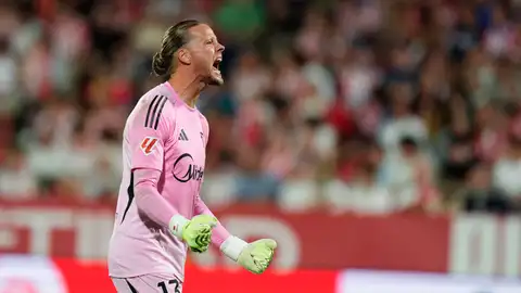 El guardameta noruego del Sevilla Örjan Nyland celebra el segundo gol del equipo durante el partido de la tercera jornada de LaLiga que Girona FC y Sevilla FC disputan este sábado en el estadio Municipal de Montilivi El guardameta noruego del Sevilla Örjan Nyland celebra el segundo gol del equipo durante el partido de la tercera jornada de LaLiga que Girona FC y Sevilla FC disputan este sábado en el estadio Municipal de Montilivi