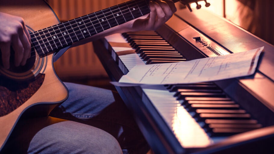 Hombre tocando la guitarra. 