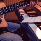 Hombre tocando la guitarra. 