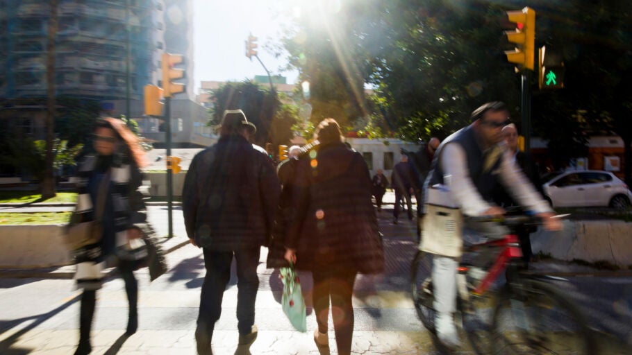 Gente caminando por la calle. 