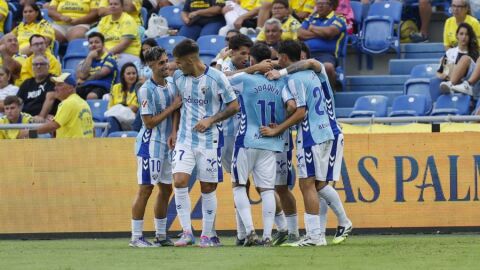 Jugadores del M&aacute;laga celebran su gol a Las Palmas