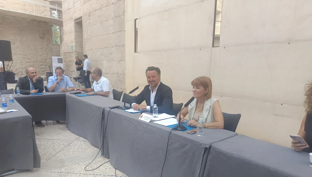 El alcalde de Elche y la concejala de Vox en la rueda de prensa. El alcalde de Elche y la concejala de Vox en la rueda de prensa.