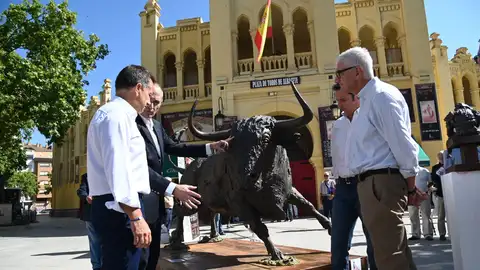 Una imponente escultura del toro 'Carasucia' ilustra la plaza de Toros Una imponente escultura del toro 'Carasucia' ilustra la plaza de Toros