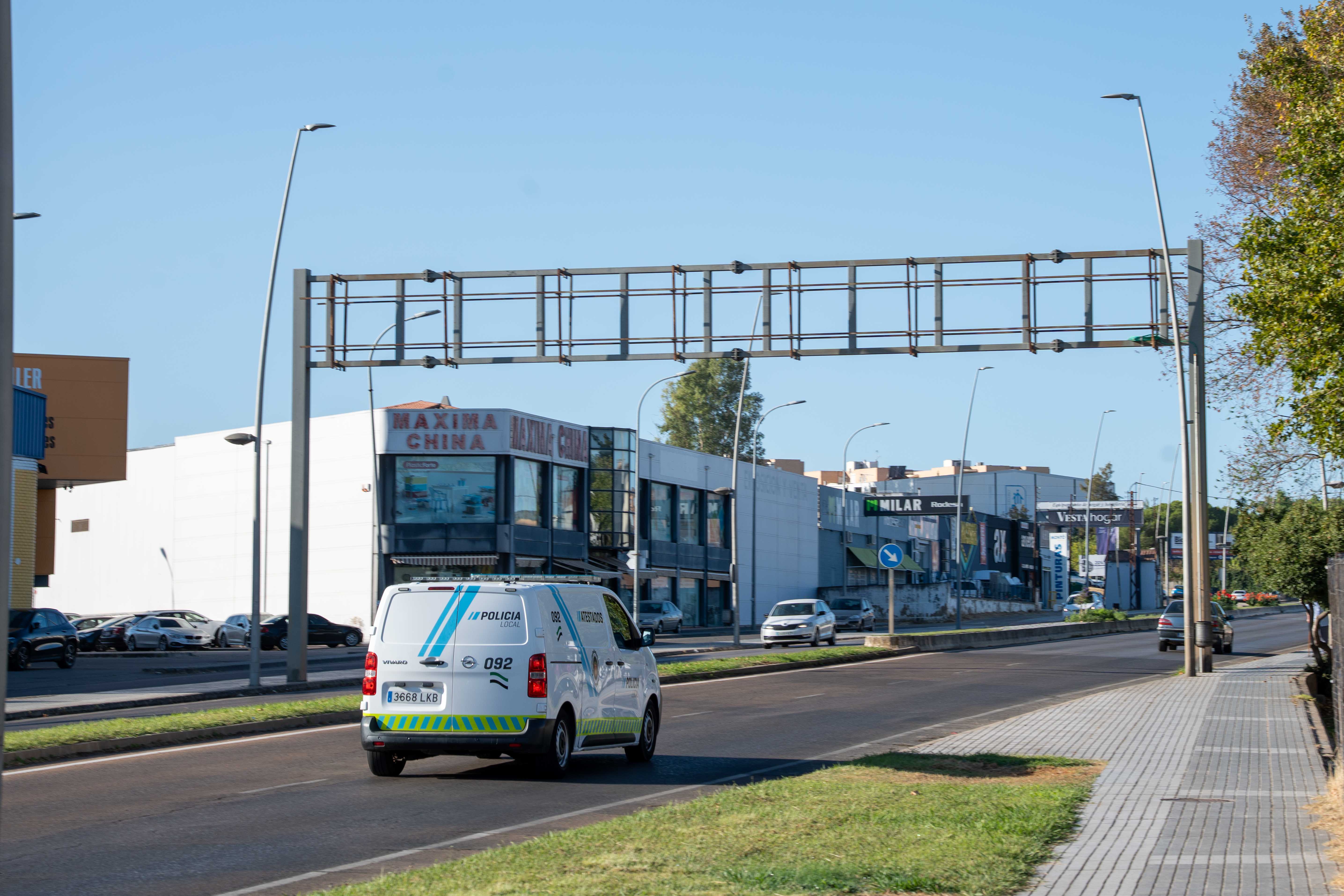 Comienza la instalación del nuevo radar en la Avenida Reina Sofía Comienza la instalación del nuevo radar en la Avenida Reina Sofía