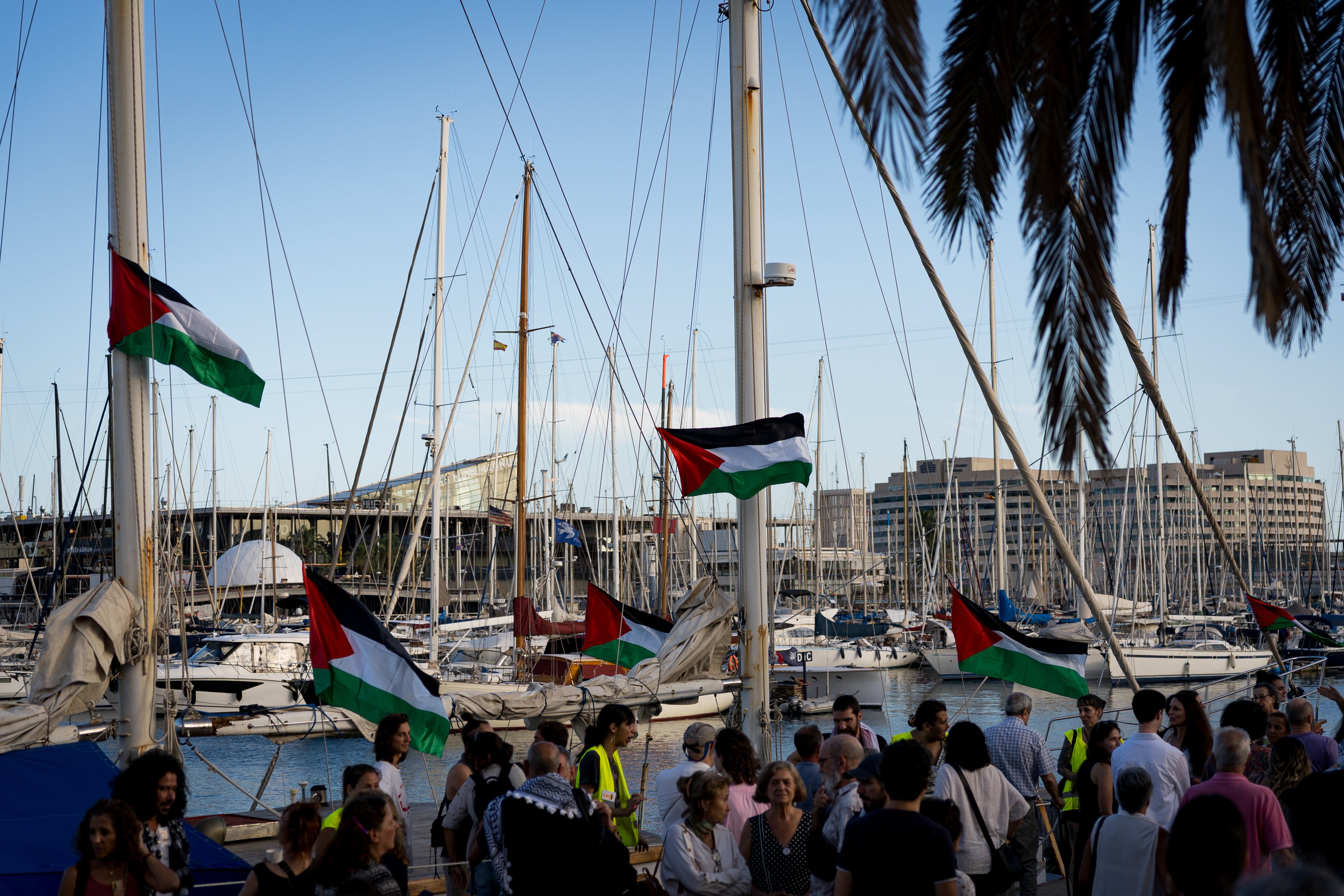 Israel advierte que tratará como "terroristas" a los activistas de la flotilla, obligada a regresar a Barcelona por el mal tiempo Israel advierte que tratará como "terroristas" a los activistas de la flotilla, obligada a regresar a Barcelona por el mal tiempo