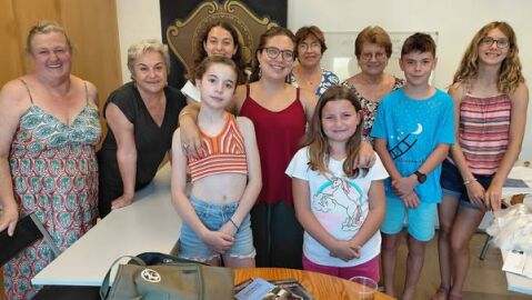 Elena Ribas Costa en el medio, de rojo, junto a los participantes del taller