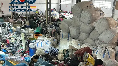 Almacén de ropa usada robada en Alzira Almacén de ropa usada robada en Alzira