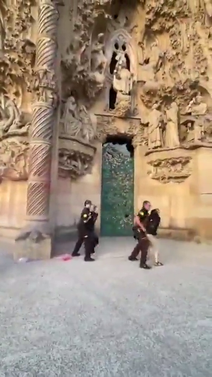 Dos activistas lanzan pintura contra la Sagrada Familia al grito de "justicia climática" Dos activistas lanzan pintura contra la Sagrada Familia al grito de "justicia climática"