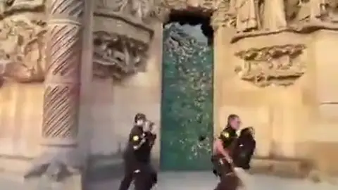 Dos activistas lanzan pintura contra la Sagrada Familia: "Para protestar contra la complicidad de los gobiernos en los incendios" Dos activistas lanzan pintura contra la Sagrada Familia: "Para protestar contra la complicidad de los gobiernos en los incendios"