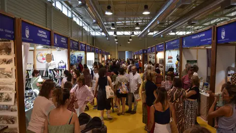 La Feria de Artesanía se ha celebrado en los tres pabellones del Recinto Ferial La Hípica La Feria de Artesanía se ha celebrado en los tres pabellones del Recinto Ferial La Hípica
