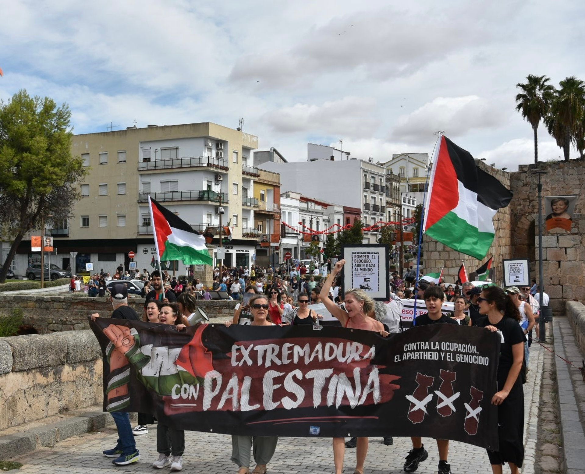 Alrededor de 200 personas se concentraban en Mérida para pedir el boicot a Israel y respaldar la flotilla rumbo a Gaza Alrededor de 200 personas se concentraban en Mérida para pedir el boicot a Israel y respaldar la flotilla rumbo a Gaza