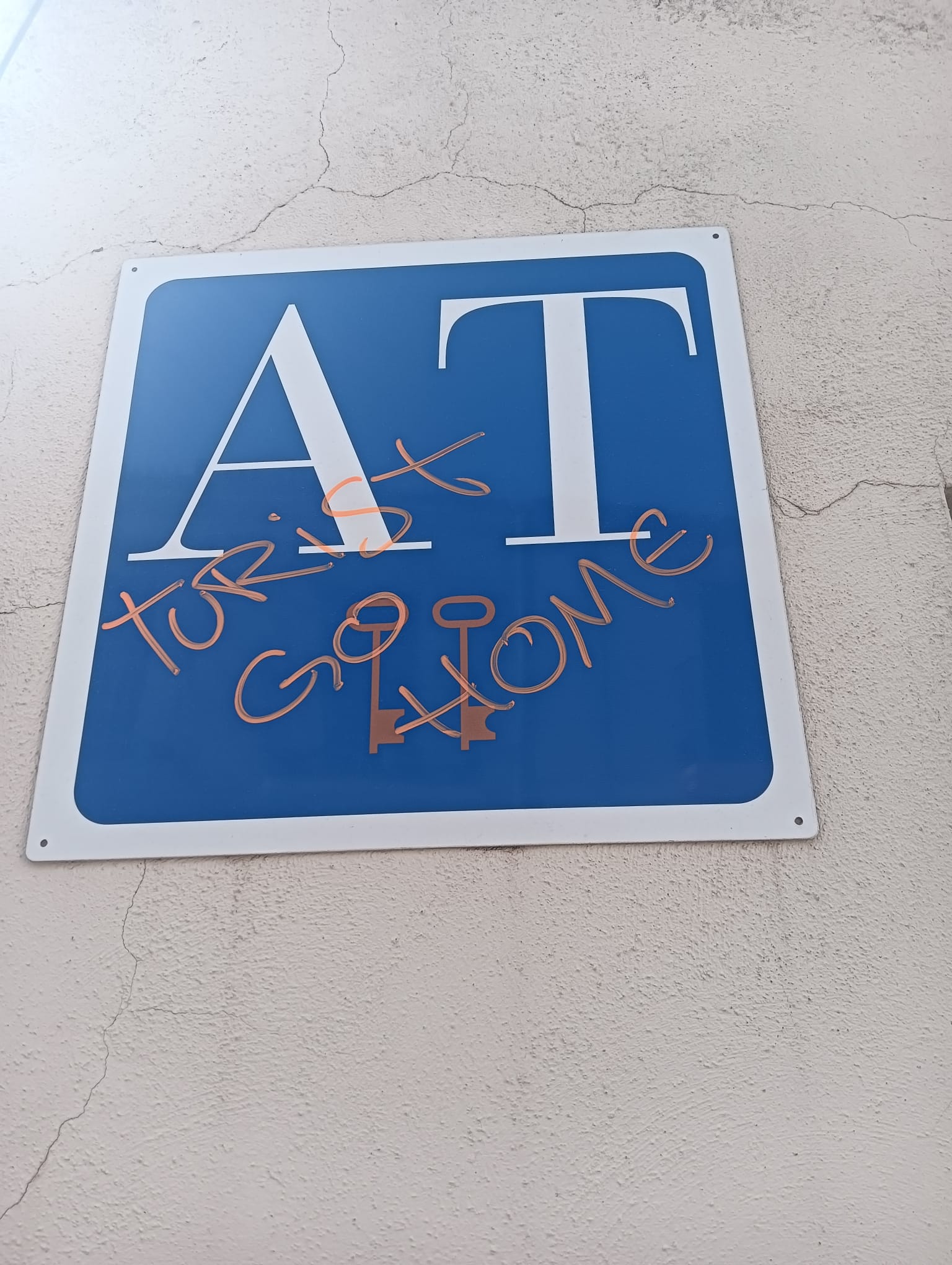 Persisten los actos vandálicos contra los Apartamentos Turísticos en Cáceres Persisten los actos vandálicos contra los Apartamentos Turísticos en Cáceres