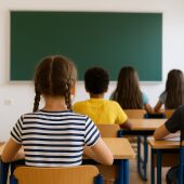 Alumnos en el aula (imagen generada por IA)