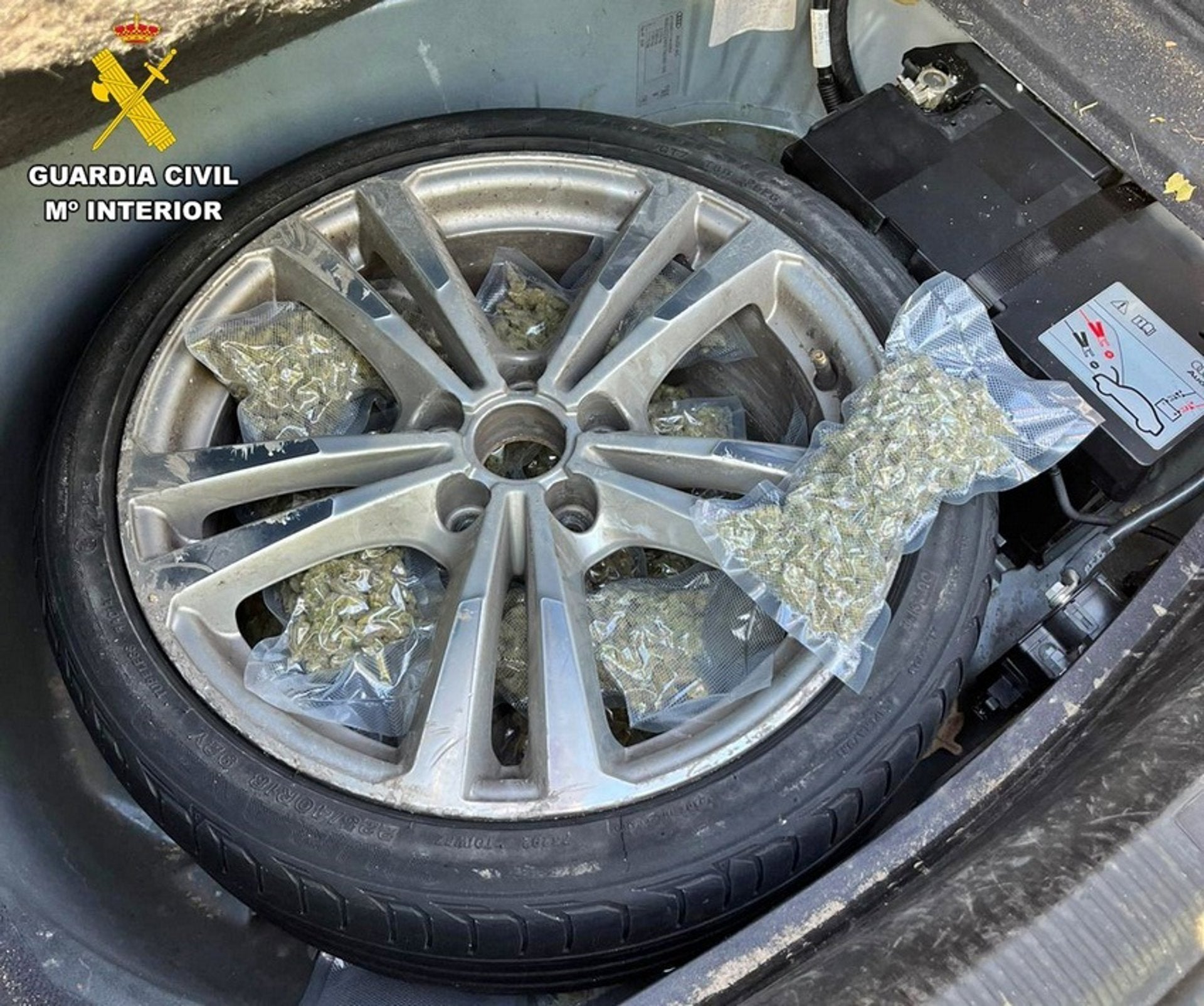Detenido cuando circulaba cerca de Badajoz con dos kilos de marihuana y hachís ocultos en la rueda de repuesto Detenido cuando circulaba cerca de Badajoz con dos kilos de marihuana y hachís ocultos en la rueda de repuesto