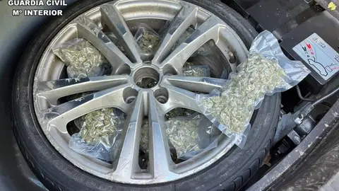 Detenido cuando circulaba cerca de Badajoz con dos kilos de marihuana y hachís ocultos en la rueda de repuesto Detenido cuando circulaba cerca de Badajoz con dos kilos de marihuana y hachís ocultos en la rueda de repuesto