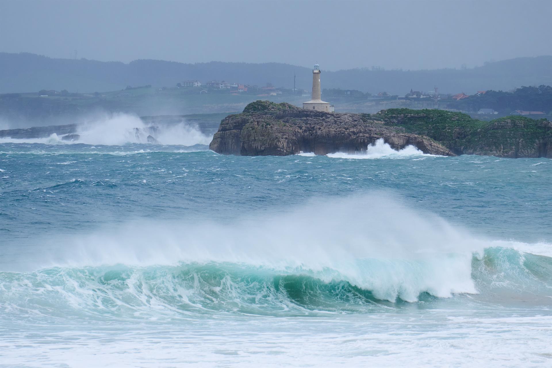 El litoral de Cantabria, en aviso amarillo por oleaje El litoral de Cantabria, en aviso amarillo por oleaje