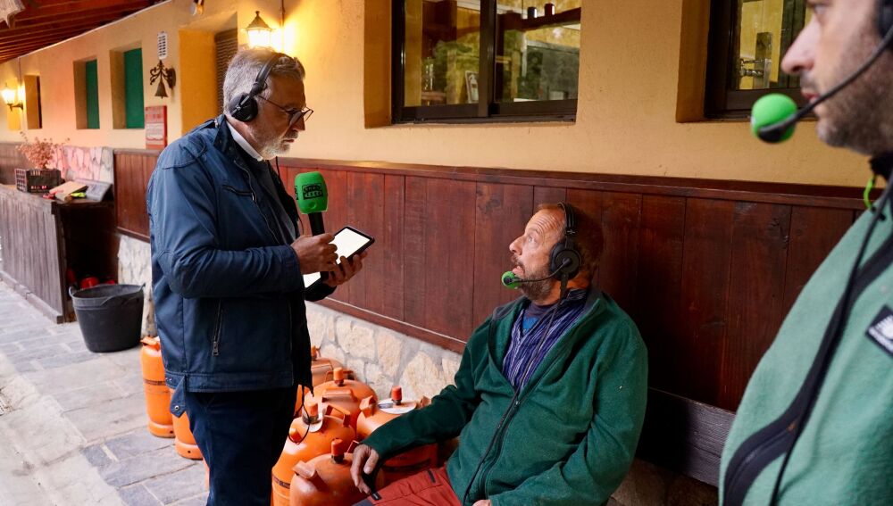 Carlos Alsina entrevistando a Pablo, gerente de las cabañas de Carucedo en el especial de Más de uno